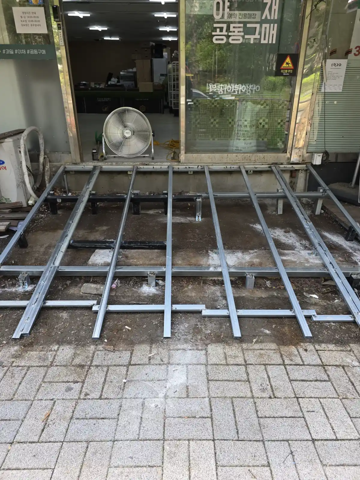 데크 골조 수평 확인 작업
