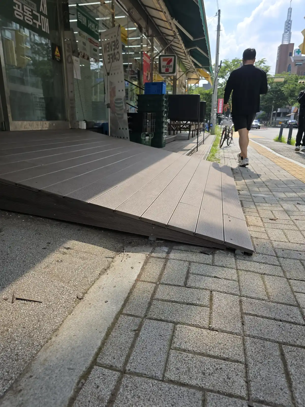 상가 입구 경사로 데크 전면 철거 및 재시공 현장 사진