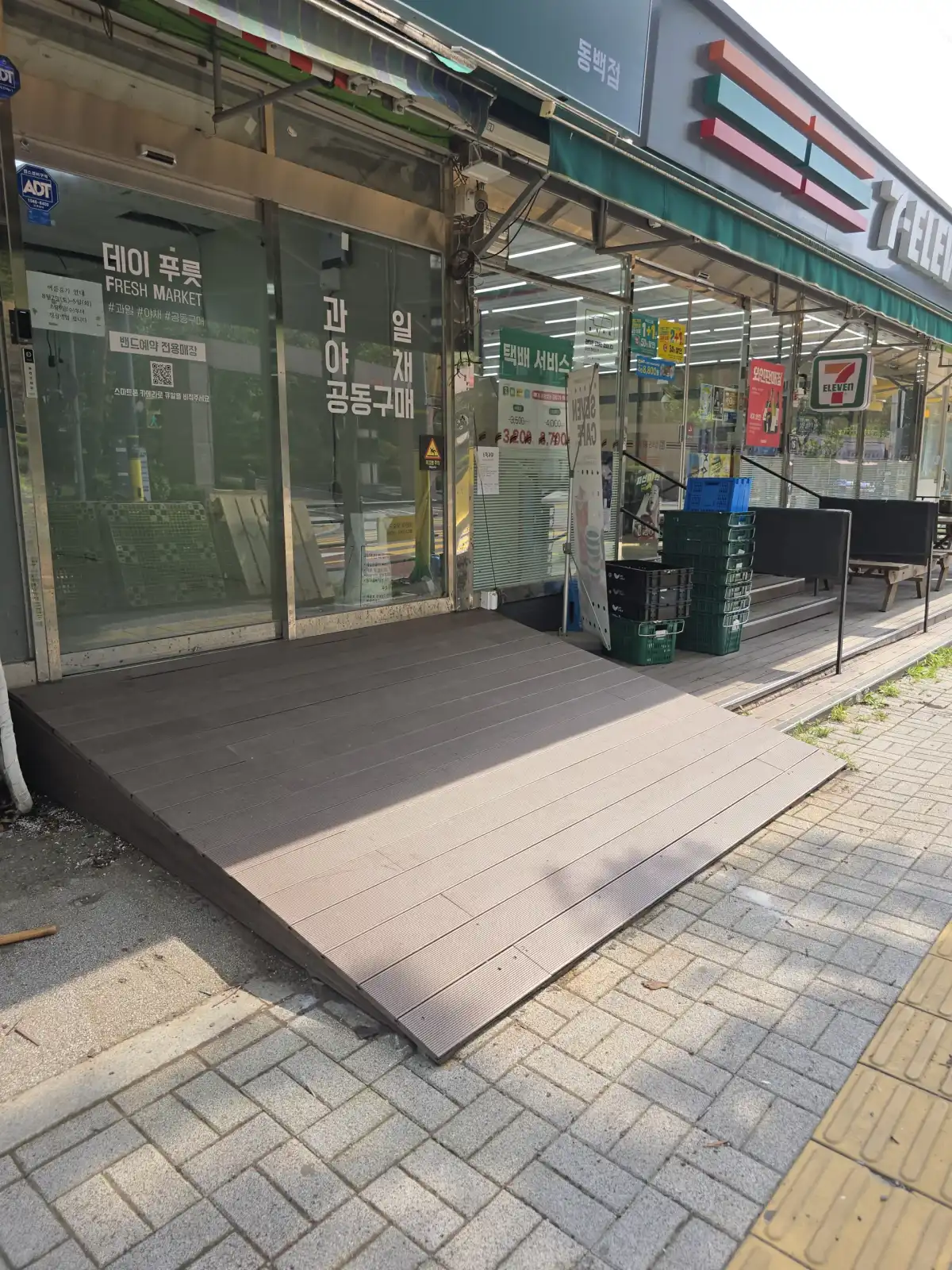 편의점 입구 데크 시공 완료 전경